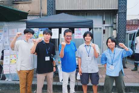 まちなかのブースに立つ参加者