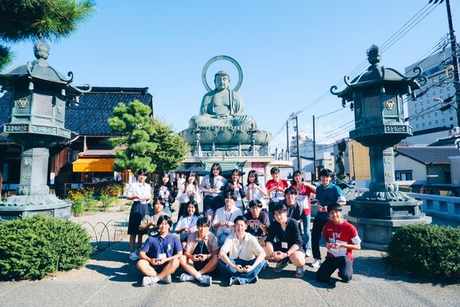 高岡大仏の前に並ぶ参加者